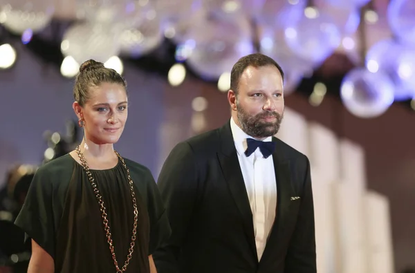 Yorgos Lanthimos Und Ariane Labed Schreiten Über Den Roten Teppich — Stockfoto