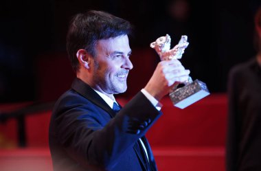 Francois Ozon, kazanan gümüş Berlinale Sarayı'nda 69 Berlinale Festivali Berlin, Berlin, Almanya Kapanış töreni 16 Şubat 2019 tarihinde sonra poz veriyor.                                