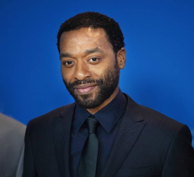  69 Berlinale Uluslararası Film Festivali Berlin Grand Hyatt Hotel'de üzerinde 12 Şubat 2019, Berlin, Almanya sırasında photocall Netflix film 'Çocuk kim Harnessed Wind' için Chiwetel Ejiofor teşkil etmektedir. Netflix film için ' çocuk Wh