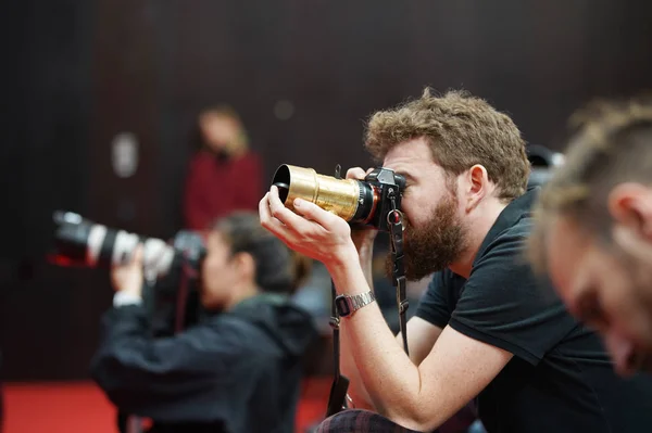 Fotógrafo assiste a 'Fotografia' — Fotografia de Stock