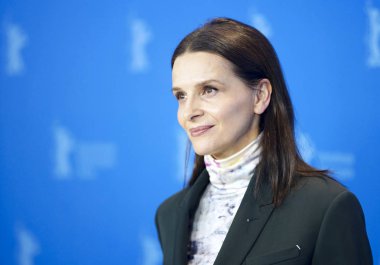 Juliette Binoche uluslararası jüri önünde poz veriyor.