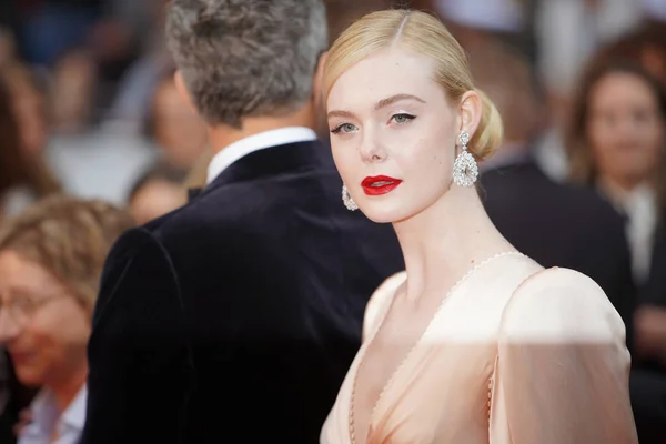 Elle Fanning participa da cerimônia de abertura — Fotografia de Stock