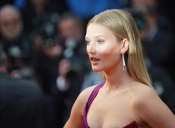 Toni Garrn assiste à la projection — Photo