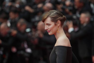  Louise Bourgoin açılış törenine katıldı 