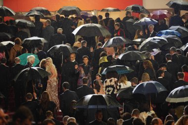 Kırmızı halıda yağmur ve şemsiye detayları