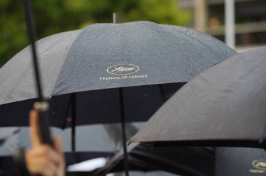 Kırmızı halıda yağmur ve şemsiye detayları 