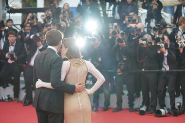 Valerie Pachner ve Ağustos Diehl 