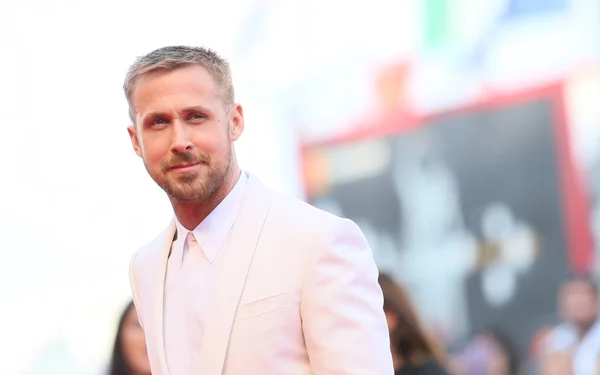 Ryan Gosling kırmızı halıda yürüyor. — Stok fotoğraf