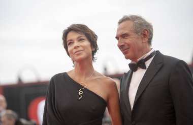 Stefania Rocca kırmızı halıda yürüyor