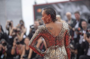 Melanie Brown kırmızı halıda yürüyor 