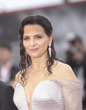 Juliette Binoche kırmızı halıda yürüyor