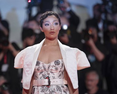 Ruth Negga kırmızı halıya katılıyor