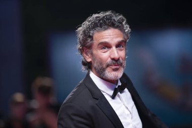  Leonardo Sbaraglia kırmızı halıda yürüyor