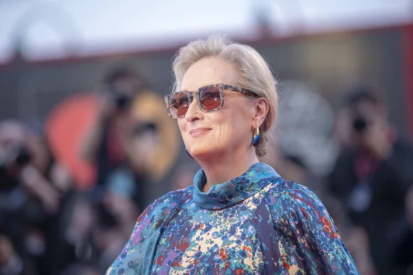 Meryl Streep schreitet über den roten Teppich — Stockfoto