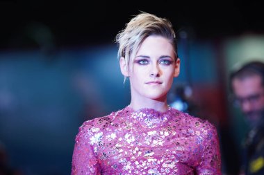 Kristen Stewart kırmızı halıda yürüyor.