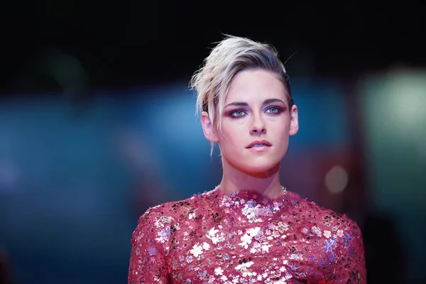 Kristen Stewart kırmızı halıda yürüyor.