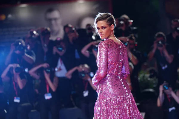 Kristen Stewart marche sur le tapis rouge — Photo