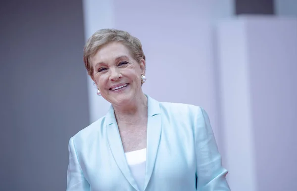 Julie Andrews chega para ser premiada com o Leão de Ouro — Fotografia de Stock