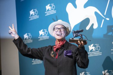 Yonfan En İyi Senaryo Ödülü ile poz veriyor