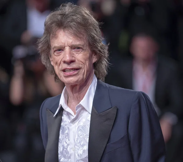 Mick Jagger kırmızı halıda yürüyor. 