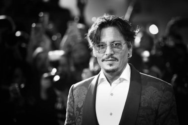 Johnny Depp kırmızı halıda yürüyor. 