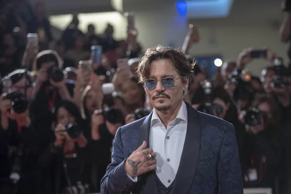Johnny Depp caminha no tapete vermelho — Fotografia de Stock