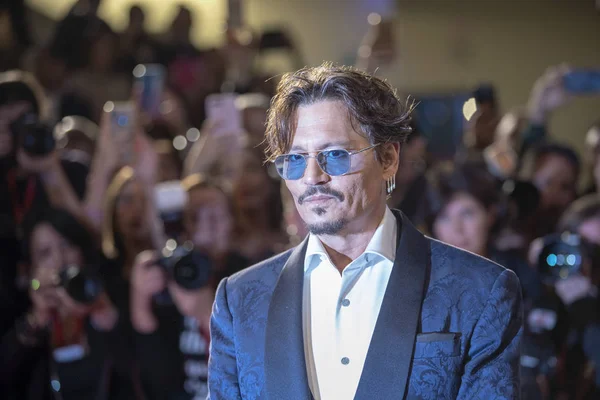 Johnny Depp walks the red carpet , — Stock Photo, Image