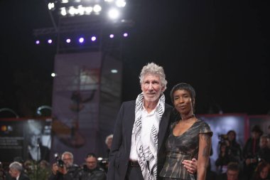 Roger Waters kırmızı halıda yürüyor. 