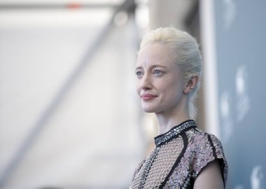 Andrea Riseborough katıldı 