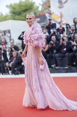 Molly Sims kırmızı halıda yürüyor. 