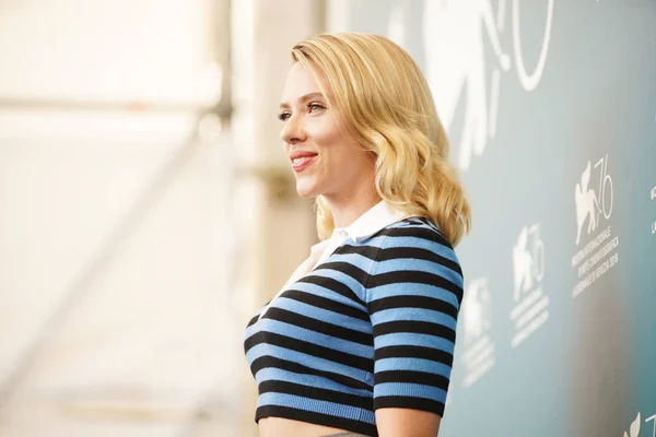 Scarlett Johansson részt vesz a "házassági történet" fényképes hívás — Stock Fotó