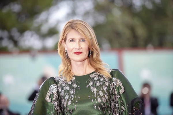 Laura Dern cammina sul tappeto rosso — Foto Stock