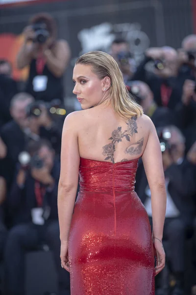 Scarlett Johansson caminha no tapete vermelho — Fotografia de Stock