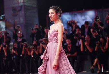  Margaret Qualley kırmızı halıda yürüyor 