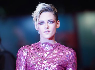  Kristen Stewart kırmızı halıda yürüyor.
