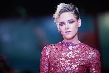 Kristen Stewart kırmızı halıda yürüyor. 