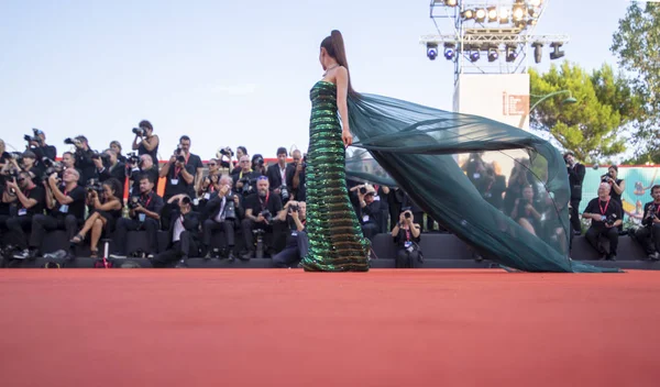 Atmósfera caminar por la alfombra roja — Foto de Stock