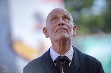 John Malkovich kırmızı halıda yürüyor. 