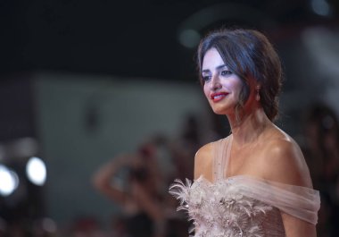 Penelope Cruz kırmızı halıda yürüyor 