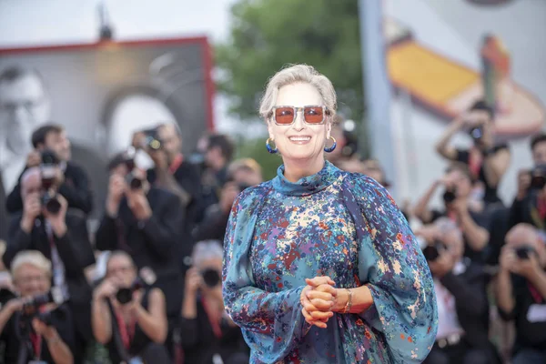 Meryl Streep prochází červeným kobercem — Stock fotografie