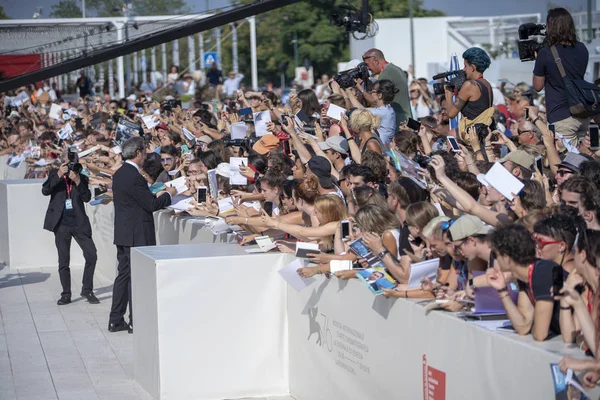 "새로운 교황"을 앞두고 레드카펫을 걷는 애모스퍼" — 스톡 사진