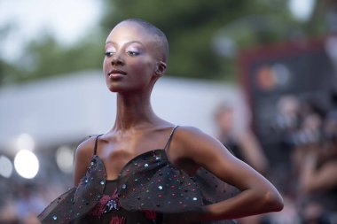 Madisin Rian kırmızı halıda yürüyor 