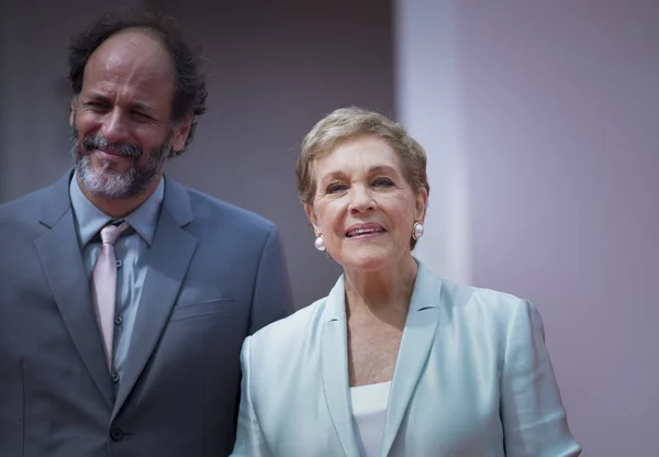 Luca Guadagnino posa con Dame Julie Andrews — Foto de Stock