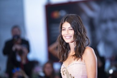 Alessandra Mastronardi kırmızı halıda yürüyor 