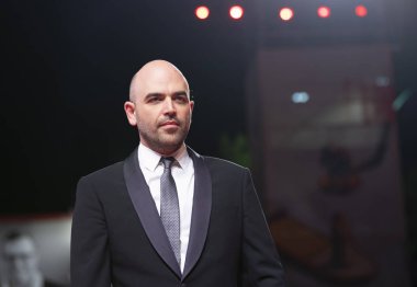 Roberto Saviano kırmızı halıda yürüyor 