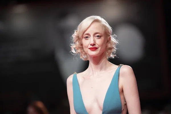 Andrea Riseborough camina por la alfombra roja Fotos de stock libres de derechos