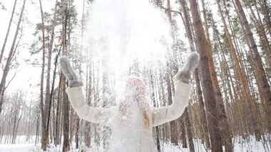 Mutlu genç gülümsemek kadın atar kar