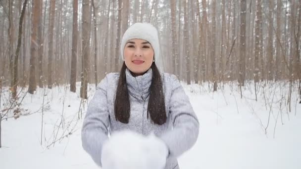 Молода щаслива усмішка кидає сніг — стокове відео