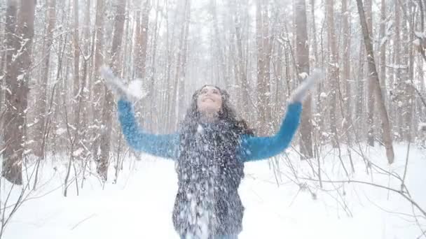 Молодая счастливая улыбка женщина бросает снег — стоковое видео