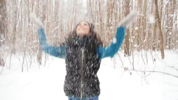Νέοι ευτυχισμένο χαμόγελο γυναίκα ρίχνει χιόνι — Αρχείο Βίντεο